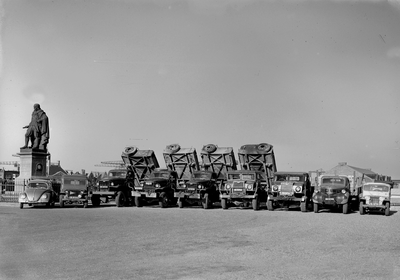 5221 Personeel en vrachtauto's van het transportbedrijf J.W. Elderkamp op het Keizersbolwerk, Boulevard de Ruyter te ...