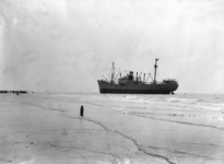 8842 Scheepsongeval. Deens schip Inger Toft gestrand ter hoogte van Kaapduin tussen Vlissingen en Zoutelande