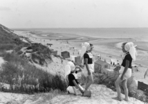 9090 Zoutelande. Mensen in de duinen uitkijkend richting Dishoek