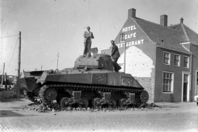 9160 Westkapelle. Tank in het dorp met twee personen erop