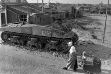 9161 Westkapelle. Defecte tank in het dorp met vrouw en kinderwagen