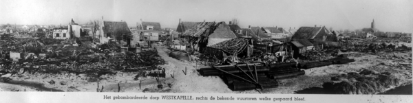 9183 Westkapelle. 'Het gebombardeerde dorp Westkapelle, rechts de bekende vuurtoren welke gespaard bleef'