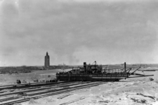 9184 Westkapelle. Zandzuiger op de rails. Moet over de dijk naar zee