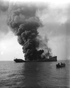 9330 Schip S.S. Edward Dawson, Engels vrachtschip, brandend op het Bankje van Zoutelande, gestrand op 01-10-1911 ...