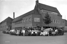 9641 Vlissingen. Groepsfoto van het personeel van coöperatie de Broederband voor de brood- en banketbakkerij aan de Van ...