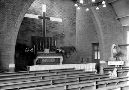 9663 West-Souburg. Rooms Katholieke Kerk, interieur voorwand met altaar
