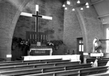 9664 West-Souburg. Rooms Katholieke Kerk, interieur voorwand met altaar