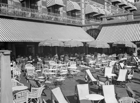 98 Het terras van Grand Hotel Britannia op Boulevard Evertsen. Op 26 juni 1886 werd het hotel als Grand Hotel des Bains ...