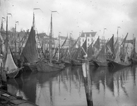 115 Arnemuidse en Vlissingense vissersschepen in de Engelse- of Vissershaven. Op de achtergrond ziet men de Nieuwendijk