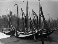 116 Arnemuidse en Vlissingense vissersschepen in de Engelse- of Vissershaven. Waarschijnlijk tijdens de strenge winter ...