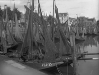 117 Arnemuidse en Vlissingense vissersschepen in de Engelse- of Vissershaven. Op de achtergrond ziet men de Nieuwendijk ...