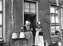 133 Het Hofje de Pauw, omsloten door de Beursstraat, Breewaterstraat en Noordzeestraat. De toegang is vanuit een poort ...