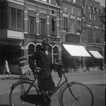 139 De Walstraat gezien vanaf de Kleine Markt. Vanaf links: de panden van drukkerij F. van de Velde, uitgever van de ...