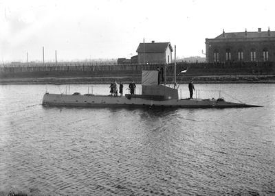 189 Bouwnr. 133: Onderzeeboot Hr. Ms. O II op proefvaart in het Kanaal door Walcheren ter hoogte van het oude station