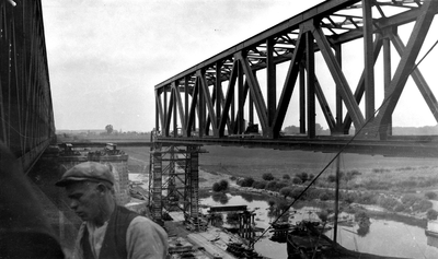 2338 Montage van de Waalspoorbrug te Zaltbommel