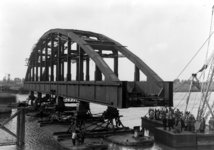 3237 Brug Hattemerbroek, de eerste brug wordt naar de bestemming gebracht