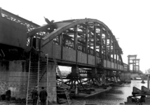 3238 Brug Hattemerbroek, de eerste brug wordt uitgevaren vanaf de bouwplaats
