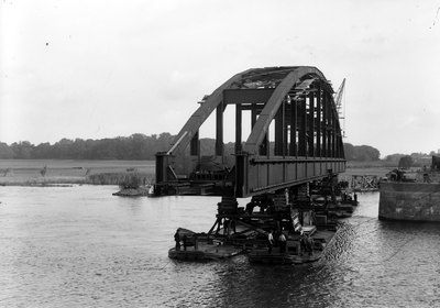 3241 Brug Hattemerbroek, de eerste brug wordt naar de bestemming gebracht