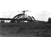 3689 Bouw brug over de Lek bij Vianen-Vreeswijk