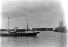 452 Binnenhaven Vlissingen , rechts : Zeeland boot 1878-1887 of 1895-1906