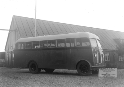 5591 Lichtmetalen bus bij bord: N.V. Kon. Mij De Schelde , afd. Vliegtuigbouw, Dordrecht