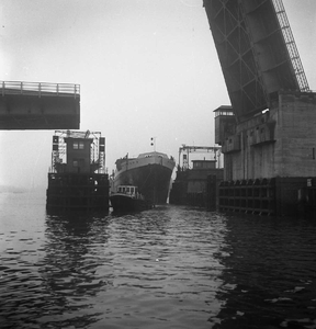 452 Bouwnr. 217. Casco ms. Waingapoe gebouwd bij Bijkers NV te Gorinchem, passeert bruggen te Dordrecht onderweg naar ...
