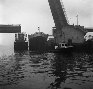454 Bouwnr. 217. Casco ms. Waingapoe gebouwd bij Bijkers NV te Gorinchem, passeert bruggen te Dordrecht onderweg naar ...