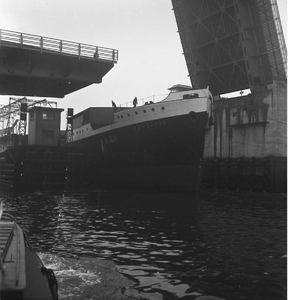 455 Bouwnr. 217. Casco ms. Waingapoe gebouwd bij Bijkers NV te Gorinchem, passeert bruggen te Dordrecht onderweg naar ...