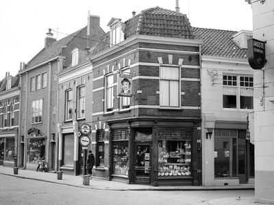 158 Tabakszaak van A. Koolwijk op de hoek van de Walstraat-Scherminkelstraat te Vlissingen