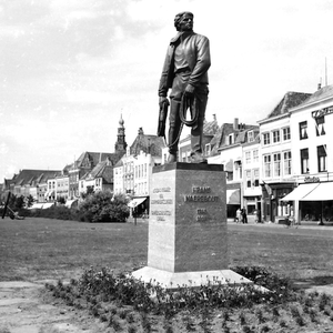199 Bellamypark-standbeeld loods Frans Naerebout; 2007 verplaatst naar De Leugenaer