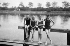 325 Vier jongens in zwemkleding op een steiger voor het pontje langs het Kanaal door Walcheren bij Abeele