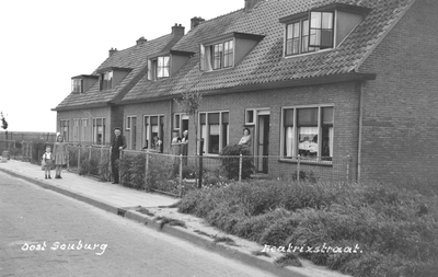 107 Beatrixstraat in Oost-Souburg met van rechts naar links de panden nrs. 12, 14, 16, 18 en 20. Links Jan Colijn, ...