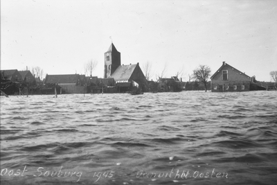 11 Tweede Wereldoorlog. Na de inundatie in oktober 1944, Oost-Souburg met de hervormde kerk op het Oranjeplein. Links ...