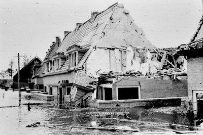 12 Tweede Wereldoorlog. Na de inundatie West-Souburg in oktober 1944. Vernielde woningen in de Van Doornlaan als gevolg ...