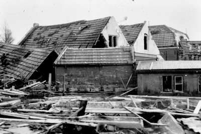 14 Tweede Wereldoorlog. Na de inundatie in oktober 1944. West-Souburg. Verwoeste huizen aan de Nieuwe Vlissingseweg ...