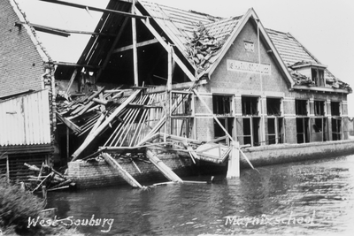17 Tweede Wereldoorlog. De beschadigde Marnixschool aan de Nieuwe Vlissingseweg in West-Souburg
