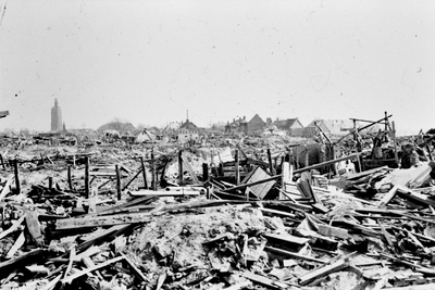 2 Tweede Wereldoorlog. Verwoestingen in Westkapelle na het bombardement van 03-10-1944 met als doel de zeedijk te ...
