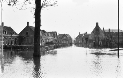 24 Tweede Wereldoorlog. De Middelburgsestraat in Oost-Souburg na de inundatie in oktober 1944 gezien vanaf het ...