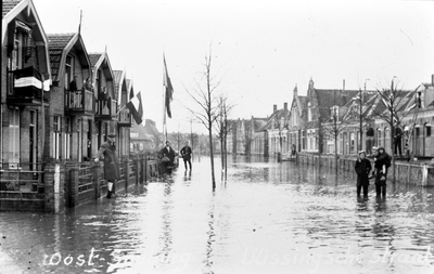 25 Tweede Wereldoorlog. Vlissingsestraat in Oost-Souburg na de inundatie in oktober 1944, gezien vanaf de Buteuxstraat. ...