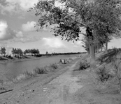 254 Kanaal door Walcheren bij Oost- en West-Souburg. Op de achtergrond is nog een glimp van het nieuwe badhuis te zien. ...