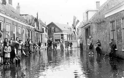 26 Tweede Wereldoorlog. Kruising Vlissingsestraat-Kanaalstraat-Paspoortstraat in Oost-Souburg na de inundatie in ...