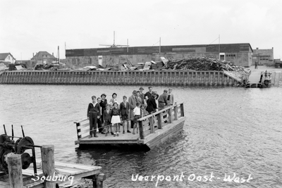 270 Tweede Wereldoorlog. Noodpontje over het Kanaal door Walcheren, Oost- en West-Souburg. De brug was door ...