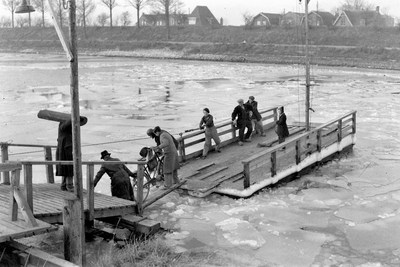 271 Tweede Wereldoorlog. Noodpontje over het Kanaal door Walcheren, Oost- en West-Souburg. De brug was door ...