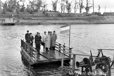273 Tweede Wereldoorlog. Het noodpontje over het Kanaal door Walcheren tussen Oost- en West-Souburg, de brug was door ...