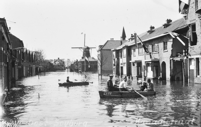 29 Tweede Wereldoorlog. Kanaalstraat bij Hudsonstraat in Oost-Souburg na de inundatie in oktober 1944. Hoge huis rechts ...