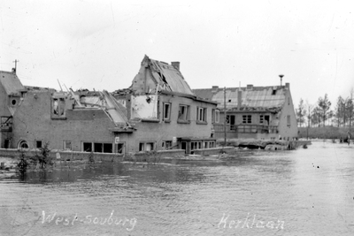 336 Tweede Wereldoorlog. De Kerklaan in West-Souburg na de inundatie van Walcheren in oktober 1944