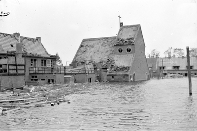 337 Tweede Wereldoorlog. Kerklaan na de inundatie van Walcheren in oktober 1944 met zicht op de Rooms-Katholieke kerk