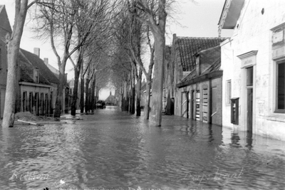 353 Tweede Wereldoorlog. Dorpsstraat te Ritthem gezien vanaf de kerk na de inundatie van Walcheren in 1944. De dijk bij ...