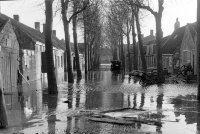 354 Tweede Wereldoorlog. Dorpsstraat in Ritthem gezien vanaf de kerk na de inundatie van Walcheren De dijk bij ...