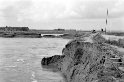 357 Tweede Wereldoorlog. Het dijkgat bij Rammekens in Ritthem na de inundatie van Walcheren in oktober 1944